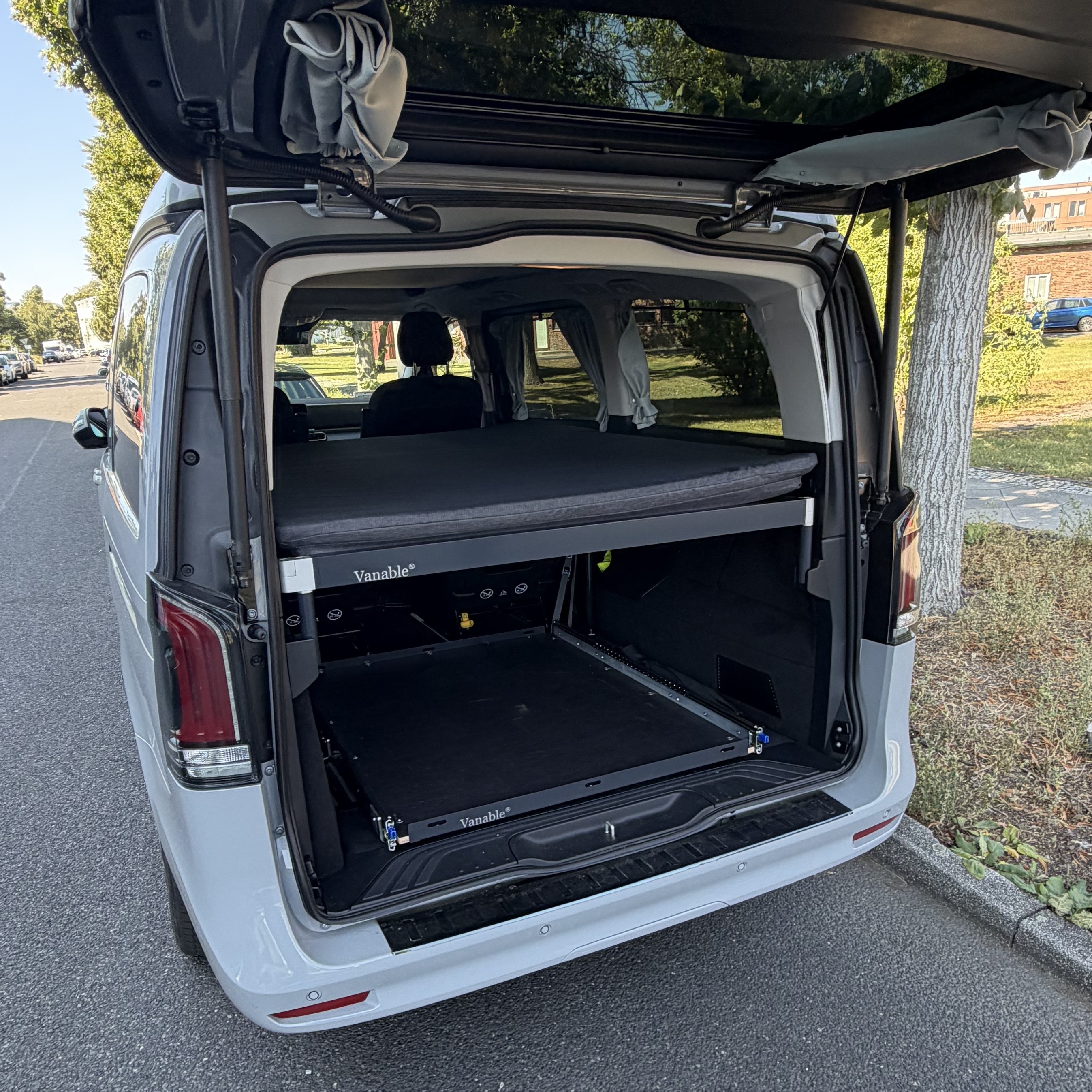 Fahrzeuglänge 5140 mit El.Heckklappe und Laderaumunterteilung